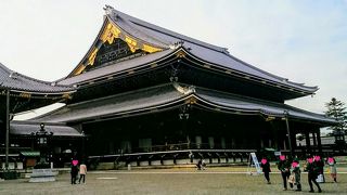 門もお堂も巨大な「東本願寺」