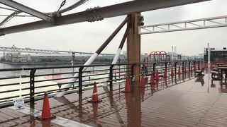 海沿いのショッピングセンター