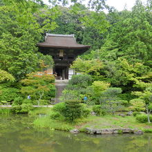 庭園の池越しに見る楼門