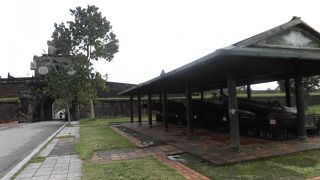 国旗掲揚台の近くにある大砲