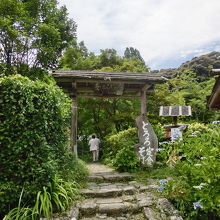 浄瑠璃寺参道にあります