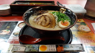 到着ロビー脇の目立つラーメン屋さん