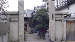 狭いが歴史を感じる