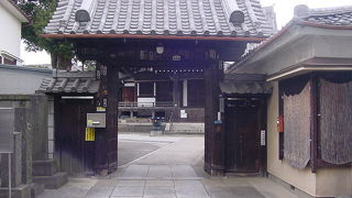 江戸情緒のある門です