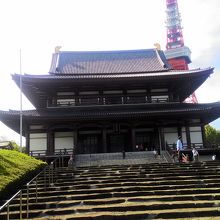 正面に見える大殿の地下に宝物展示室があります