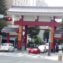 多くの車と人々が行き交う中、撮影には苦労します