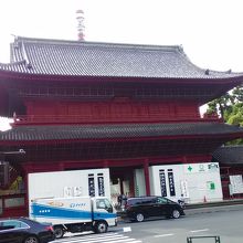 大門のワンブロック先に三門があります