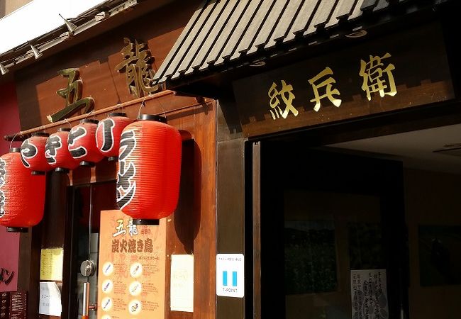 入口は狭いですが、二階にあがると広い店内が迎えてくれます。