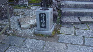 高台にあるお寺です