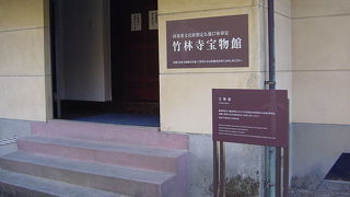 歴史ある仏像を見学