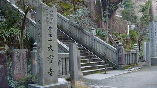 杉木立の中にありました