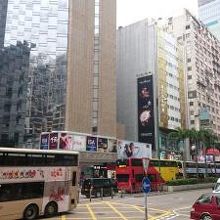 高層ビルと２階建てバス