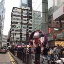 春節の置物がビルの前に