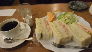 具がたっぷり入ったサンドイッチ