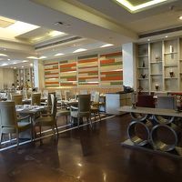 レストランもモダンできれい