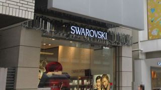 御馴染みクリスタルジュエリーのお店です。