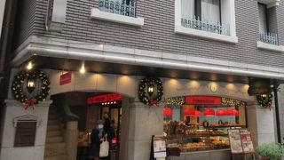 赤地に黒い文字がよく目立つパン屋さん