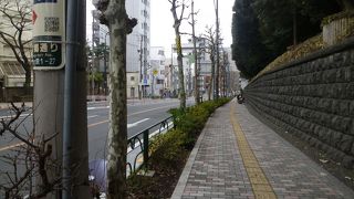 旧古河庭園につながるゆるい坂