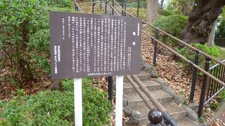 亀塚公園の中にありすぐに分かります。