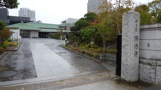 広い敷地のお寺です。観光的な要素は「最初のフランス公使館跡」を示す説明板位ですね。