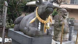 たくさんの石牛が鎮座