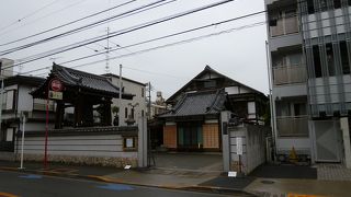 鐘楼は立派です。