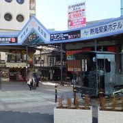 いかにも温泉街の商店街