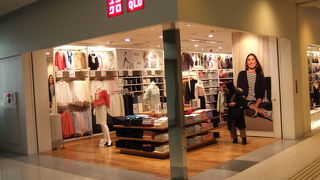 空港内のユニクロ