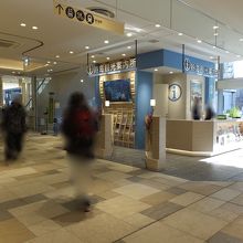 左側が駅です。