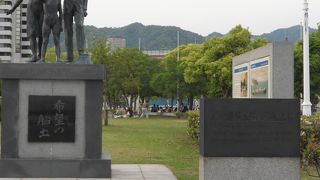 メリケンパークにある親子の像