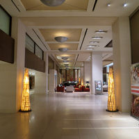 美しく気品あるロビーには季節の飾り付けだけでなく…