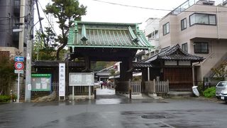 泉岳寺界隈を代表する観光スポット。白人の旅行者も大勢いました。