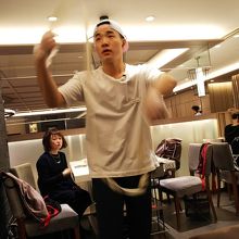 カンフー麺を頼むとその場で麺を伸ばしてくれます。