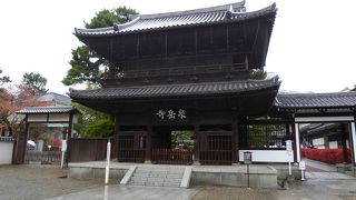 江戸時代後期の立派な山門。