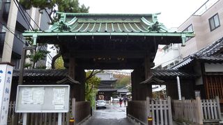 山門に比べると小ぶりです。