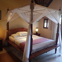 天蓋付きのベッド