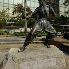 銅像にはタッチ出来ないようになっていますが、記念撮影はOK。