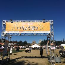 絵画館前の広場