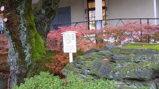 忠臣蔵の作品などと相まって劇場的効果を狙ったものなのかも・・・