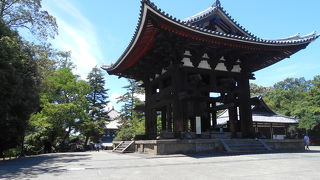 二月堂から降りて来たところに　鐘楼がありました