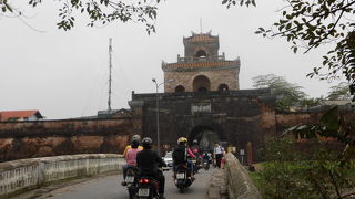 塔は高さもあり城壁も重厚