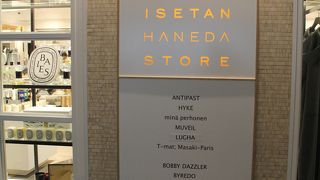 高級そうなカバンや財布