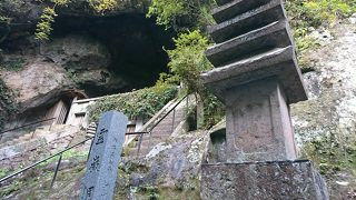 ひっそりとした祠