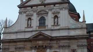 聖人の像が印象的な教会