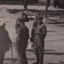 貨車から降りて選別される人々