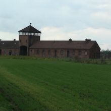 車を降り歩いて向かう