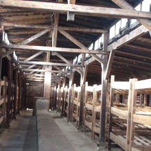 棟内の収容者の寝起きしたベット