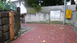 東芝山口記念会館の建物の脇から東禅寺まで続きます。