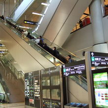 第１ターミナル地下から上がるエスカレーター