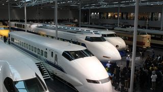 懐かしい新幹線の車両が並びます